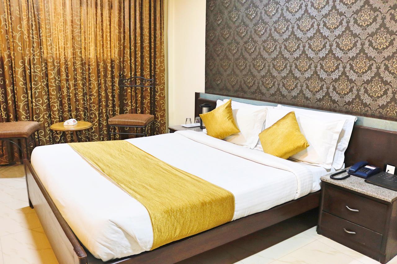 The Club Hotel Bangalore Exterior photo