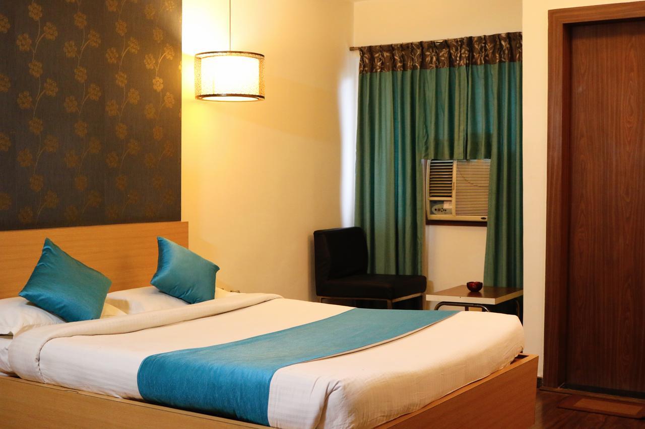 The Club Hotel Bangalore Exterior photo