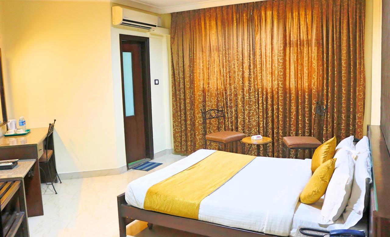 The Club Hotel Bangalore Exterior photo