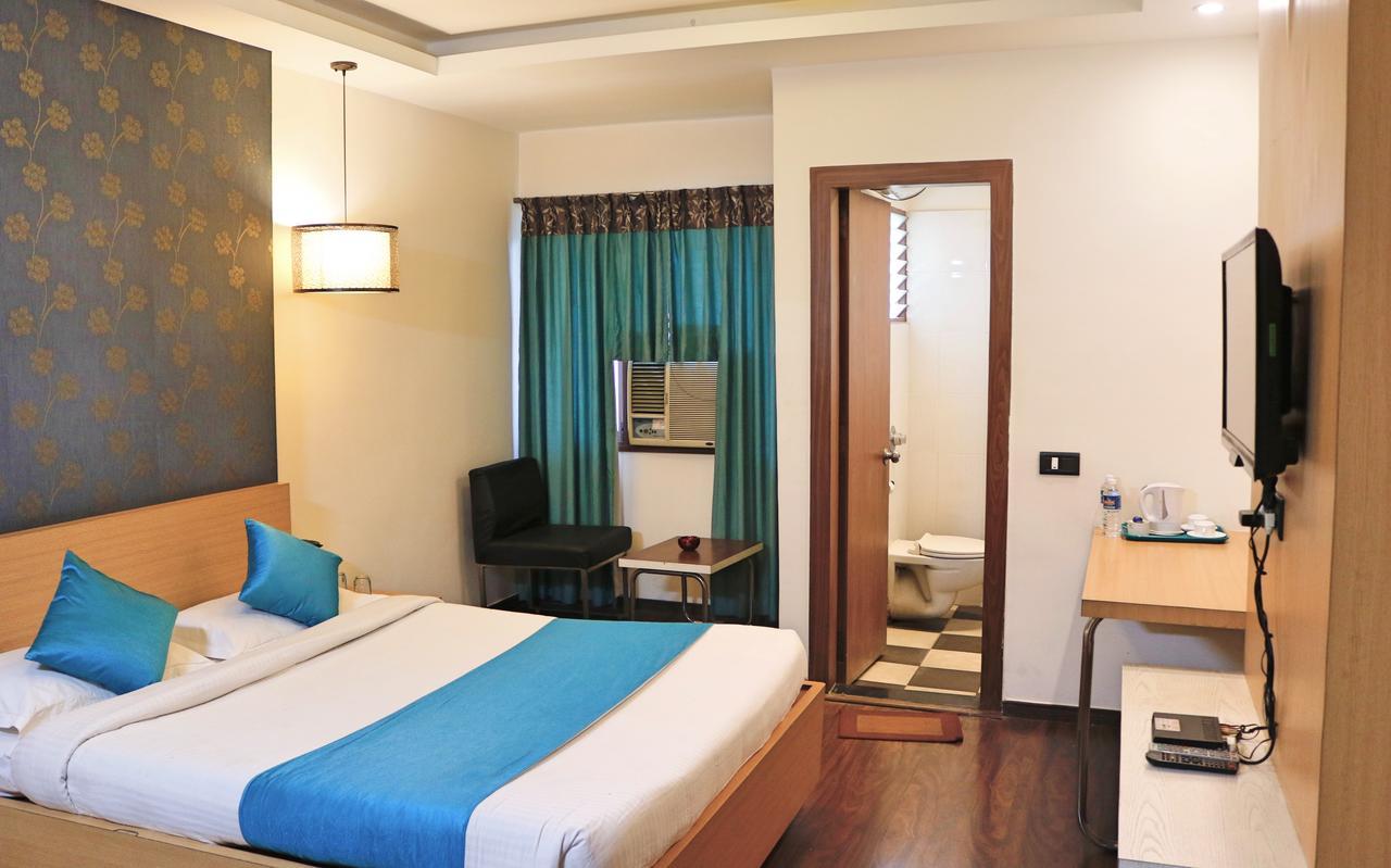 The Club Hotel Bangalore Exterior photo
