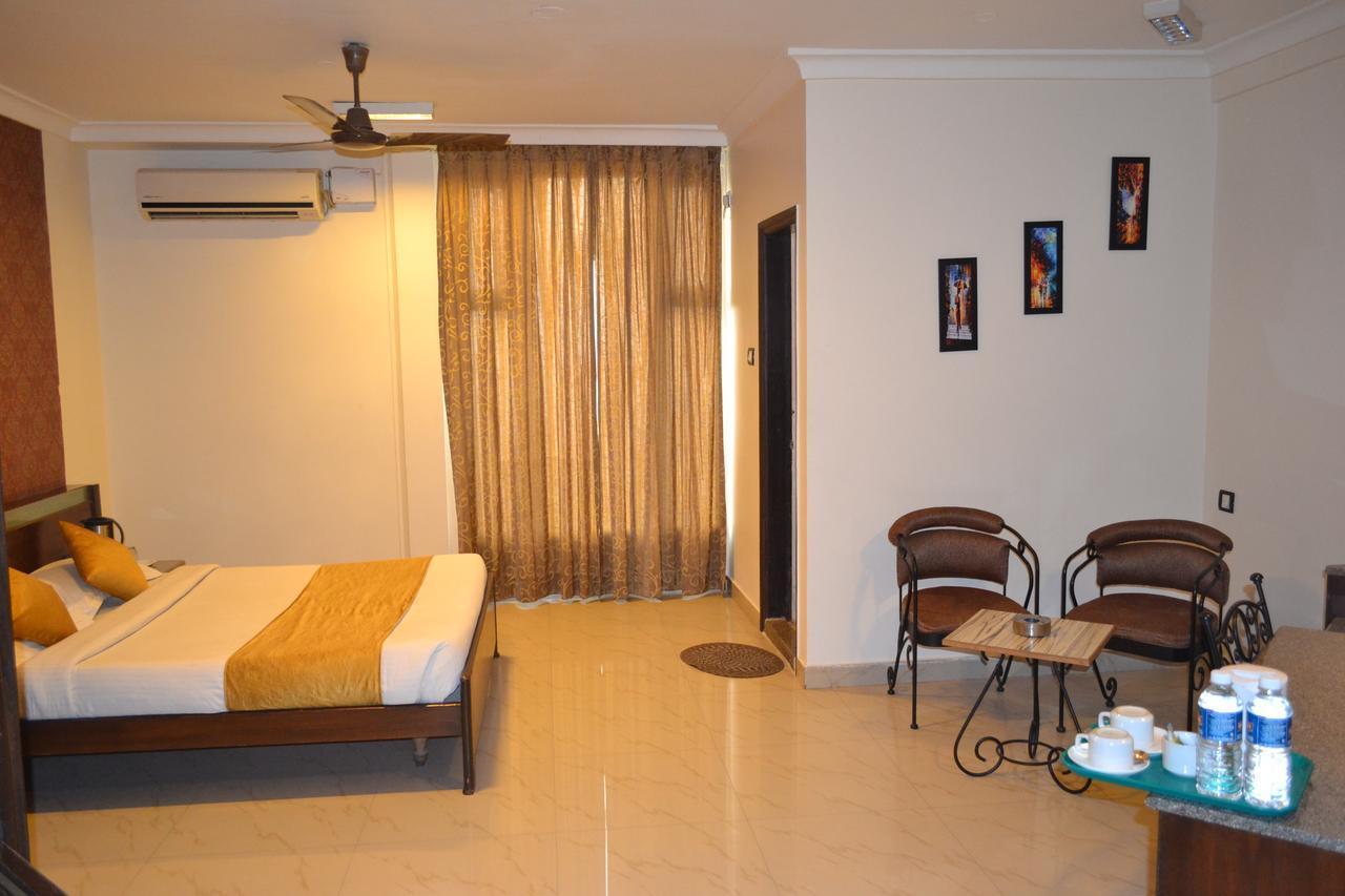 The Club Hotel Bangalore Exterior photo