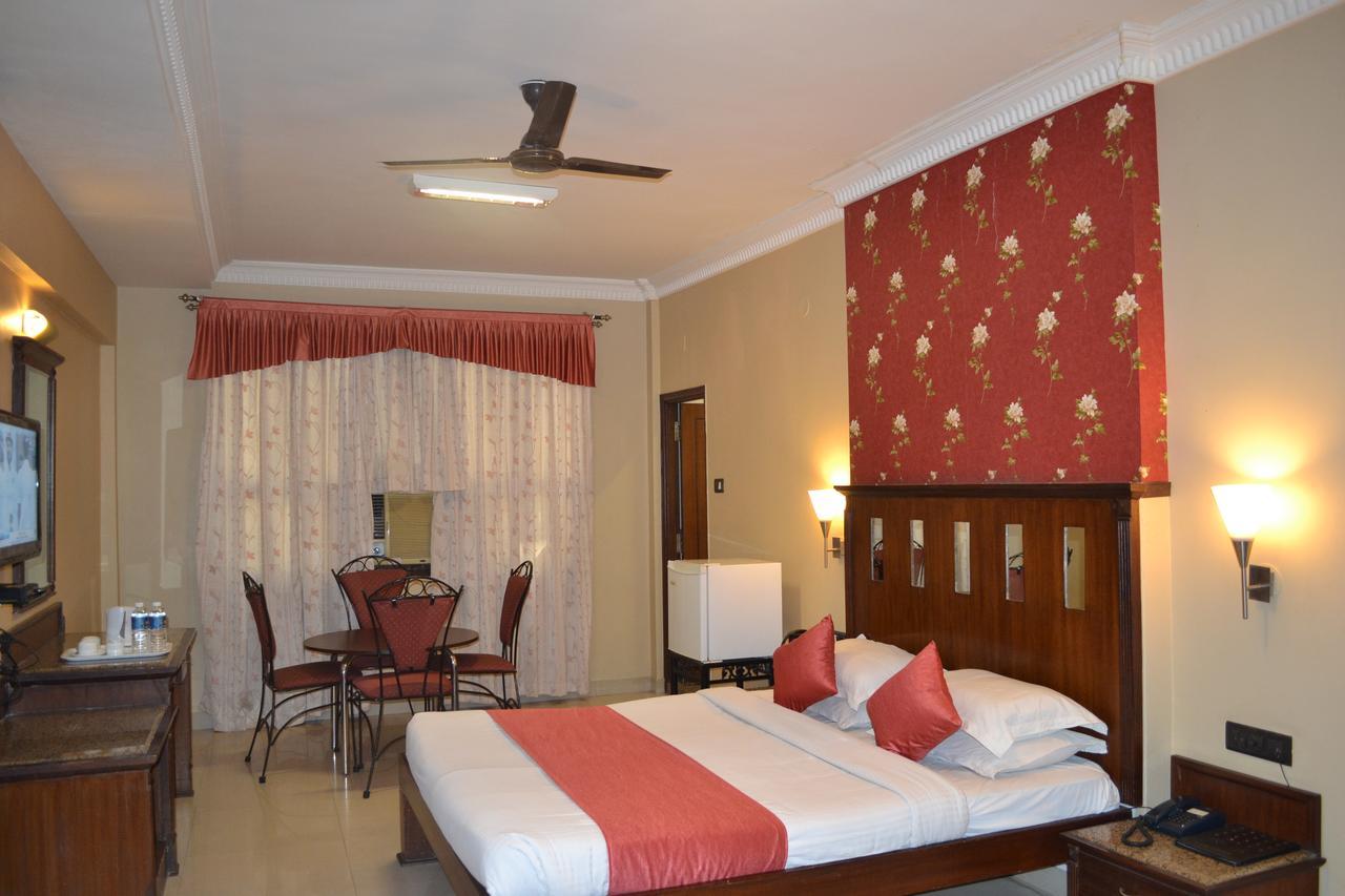 The Club Hotel Bangalore Exterior photo