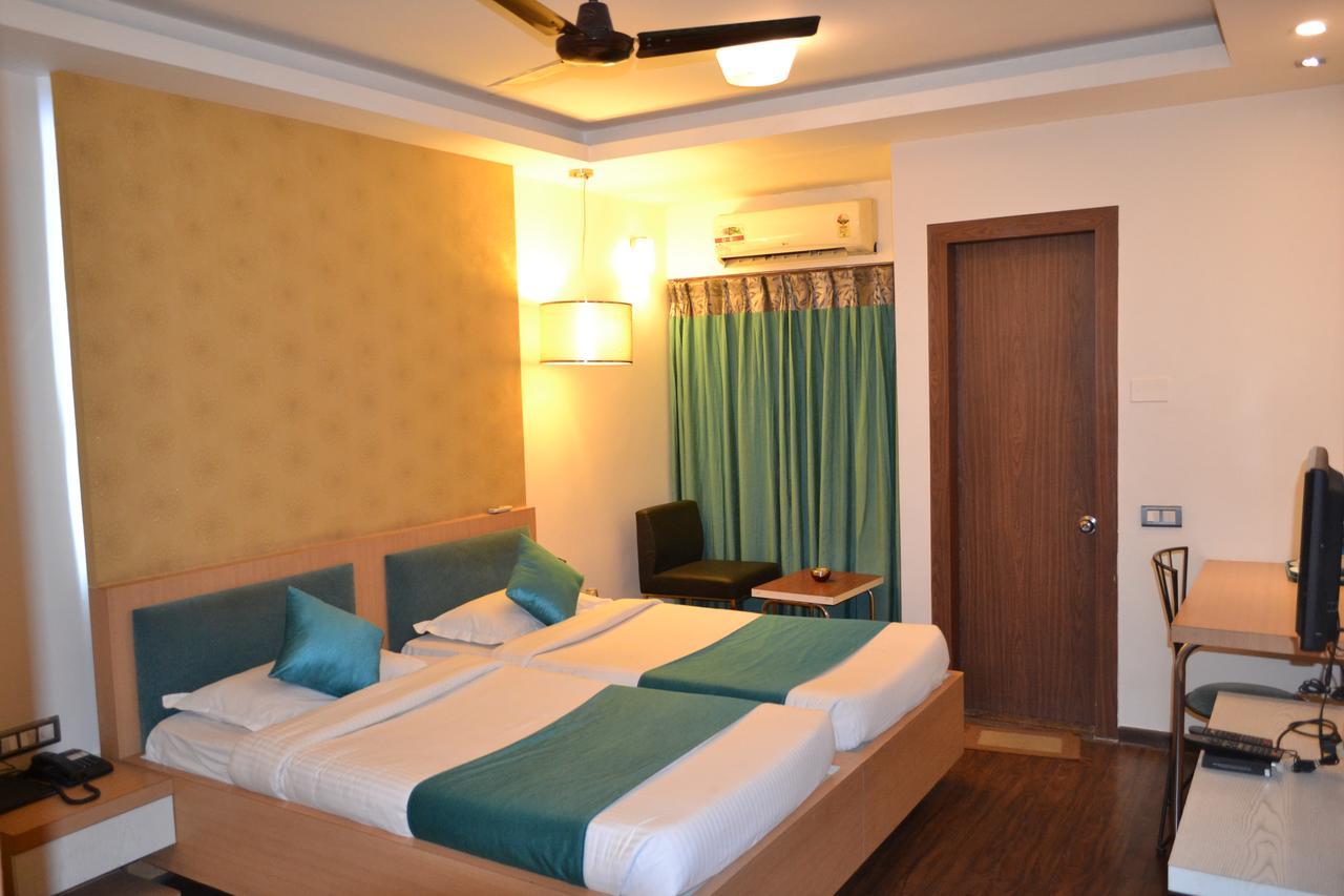 The Club Hotel Bangalore Exterior photo