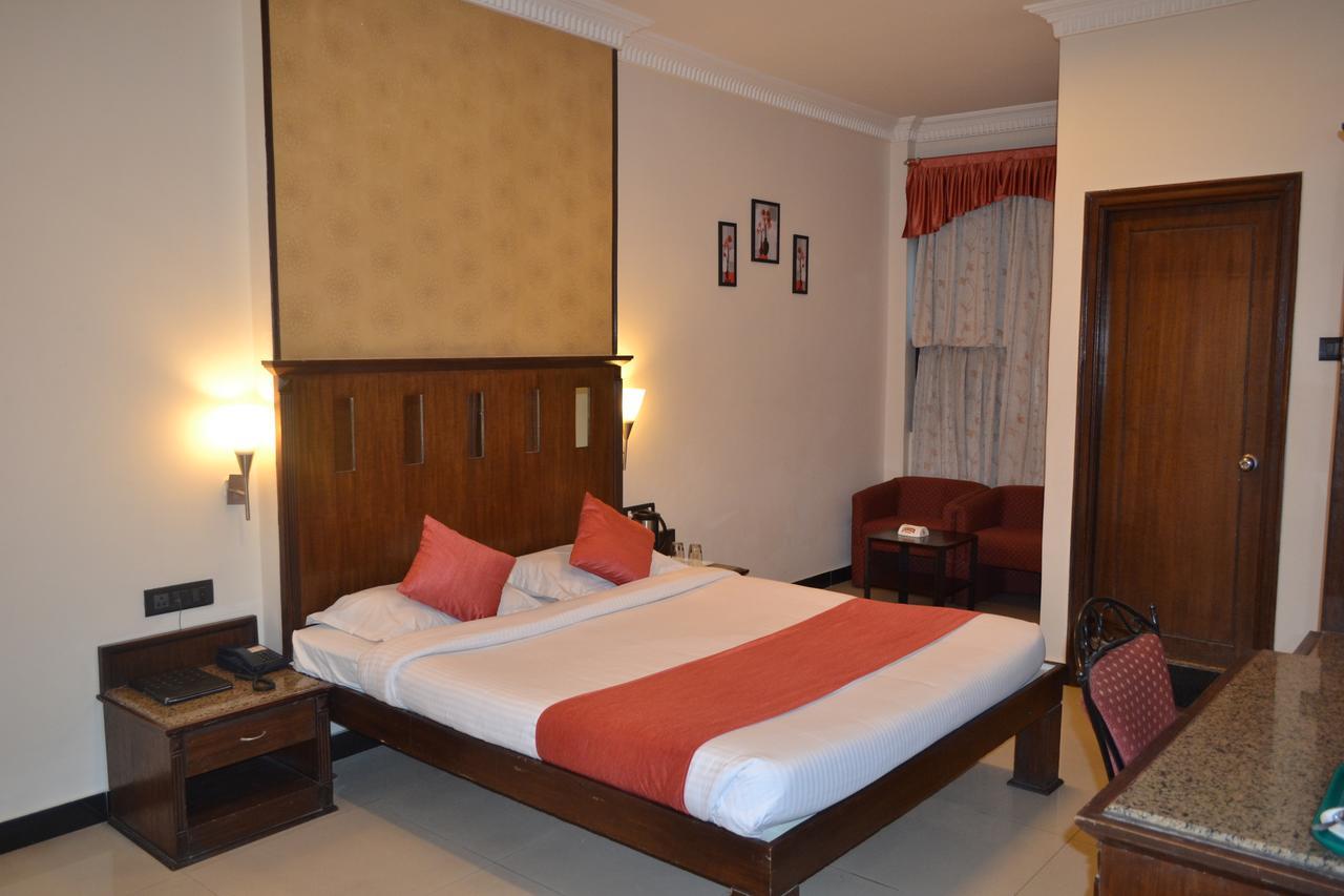 The Club Hotel Bangalore Exterior photo