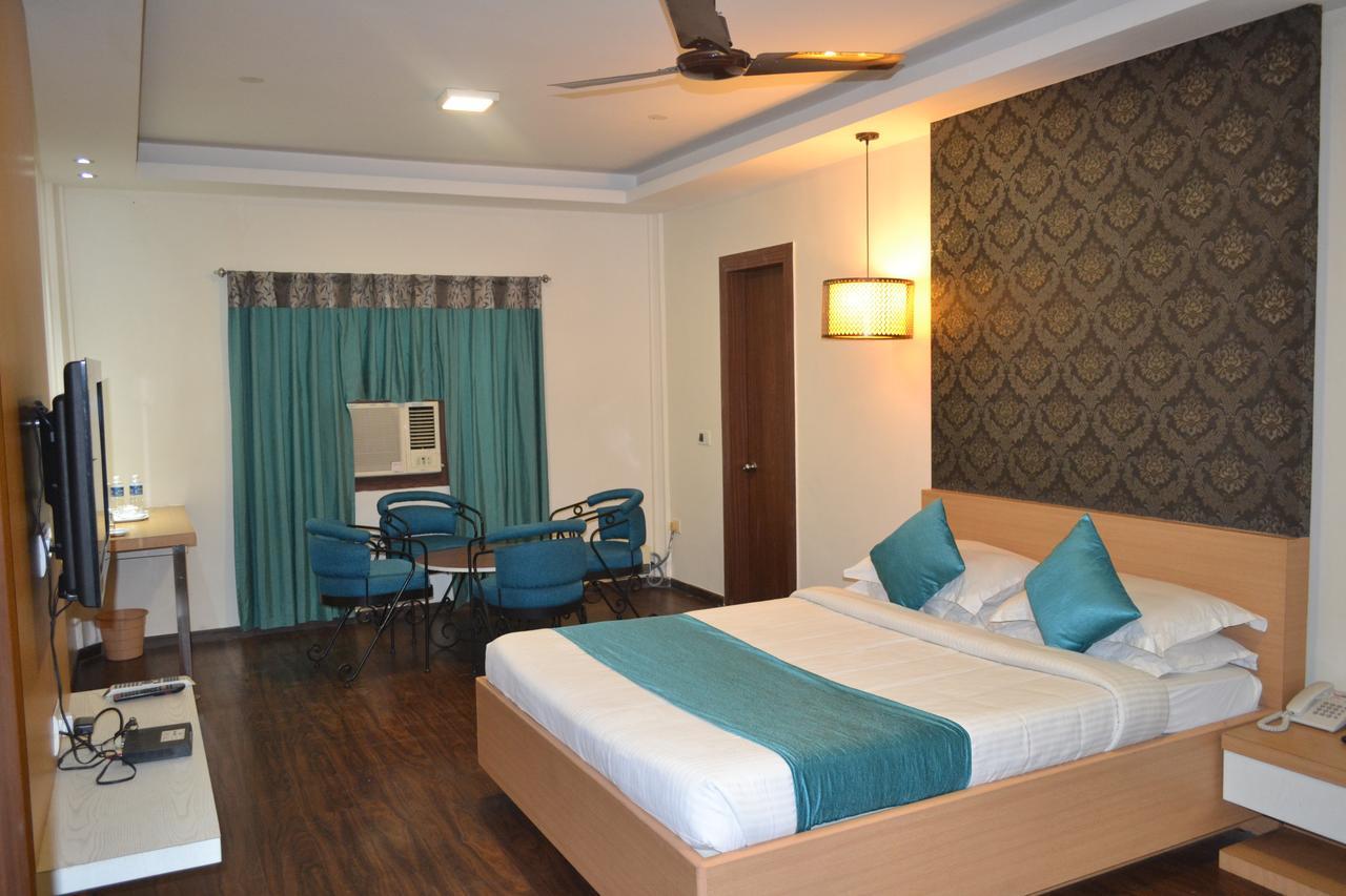 The Club Hotel Bangalore Exterior photo